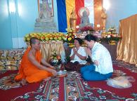 មាគ៌ាឆ្ពោះទៅកាន់ភោគសម្បត្តិ ១. សេចក្តីឧស្សាហ៍ព្យាយាម ជាគ្រឹះនៃការពូនផ្តុំទ្រព្យសម្បត្តិ  សេចក្តីខ្ជិលច្រអូស គឺជាសត្រូវបំផ្លាញជីវិតមនុស្ស ប្រៀបបានដូចនឹងច្រេះដែលស៊ីដែកបន្តិចម្តងៗរហូតរលាយគ្មានសល់ដោយមិនដឹងខ្លួន។ បុគ្គលដែលប្រាថ្នាទ្រព្យសម្បត្តិនិងជោគជ័យក្នុងឆាកជីវិត ត្រូវតែជម្នះឲ្យបាននូវសេចក្តីខ្ជិលច្រអូស ត្បិតសេចក្តីខ្ជិលច្រអូសធ្វើឲ្យកិច្ចការទាំងពួងប្រែជាលំបាក។ ពេលវេលាគ្រប់នាទីសុទ្ធតែមានតម្លៃក្នុងជីវិត ដូច្នេះគេមិនគួរខ្ជះខ្ជាយពេលវេលាចោលដោយឥតប្រយោជន៍ឡើយ។ ពេលវេលាដែលបាត់បង់ទៅហើយមិនអាចរកត្រឡប់មកវិញបានឡើយ។ បុគ្គលដែលឧស្សាហ៍ព្យាយាម បង្កើតឱកាសដល់ខ្លួនឯង បុគ្គលដែលពឹងតែលើព្រេងវាសនា ហាក់ដូចជាធ្វើឲ្យជីវិតរបស់ខ្លួនខ្លីទៅៗ។ លុះត្រាតែគេខិតខំធ្វើ ទើបគេទទួលបានផល។ មិនដែលមានផលដែលកើតឡើងដោយឥតអំពើនោះទេ។ សេចក្តីក្រខ្សត់មិនហ៊ានចូលក្នុងផ្ទះ មនុស្សឧស្សាហ៍ទេ។ សេចក្តីព្យាយាម គឺជាមាត្តានៃសំណាងល្អ។ គេគួរប្រឹងប្រែងធ្វើកិច្ចការឲ្យពេញទំហឹងនៅថ្ងៃនេះ ត្បិតថ្ងៃនេះមានតម្លៃជាងថ្ងៃស្អែក។ កិច្ចការណាដែលអាចបញ្ចប់ក្នុងថ្ងៃនេះបាន ចូរកុំទុកដល់ថ្ងៃស្អែក។ ២. ប្រុងប្រយ័ត្ន ព្រមជាមួយគ្នានឹងសេចក្តីឧស្សាហ៍ព្យាយាម យើងត្រូវយកចិត្តទុកដាក់ប្រុងប្រយ័ត្នមើលថែទាំមុខរបររបស់យើងដោយភ្នែករបស់យើងផ្ទាល់ កុំទុកចិត្តអ្នកដទៃខ្លាំងពេក។  យើងត្រូវមើលថែទាំ ហាងរបស់យើងឲ្យបានល្អ បន្ទាប់មកហាងរបស់យើងនឹងថែទាំ យើងវិញ។ ភ្នែកទាំងគូរបស់យើង ត្រូវតែរវាសជាងដៃទៅទៀត។ ការប្រគល់ទំនុកចិត្តឲ្យអ្នកដទៃច្រើនពេក នាំឲ្យវិនាសច្រើនប្រការ។ អ្នកបម្រើដែលល្អបំផុតក្នុងលោកនេះ គឺមានតែខ្លួនយើងបម្រើខ្លួនឯង។ ៣. សន្សំសំចៃ ដើម្បីឲ្យសេចក្តីព្យាយាមរបស់យើងទទួលបានជោគជ័យ យើងមិនត្រឹមតែត្រូវប្រុងប្រយ័ត្នខ្ពស់ចំពោះមុខរបររបស់យើងទេ យើងត្រូវតែសន្សំសំចៃបន្ថែមទៀត។ ជនដែលចង់ក្លាយជាអ្នកមាន ត្រូវគិតទាំងការរកប្រាក់ និងការសន្សំប្រាក់។ គេត្រូវយកចិត្តទុកដាក់សន្សំតាំងពីរឿងកំប៉ិចកំប៉ុកឡើង។ សូមកុំភ្លេចថា នាវាធំៗអាចនឹងលិចលង់បានដោយសារតែការលេចធ្លាយរន្ធតូចៗ។ ជនដែលចំណាយប្រាក់ទិញរបស់ដែលមិនចាំបាច់ នឹងត្រូវលក់របស់ចាំបាច់នៅថ្ងៃណាមួយដើម្បីដូរយកប្រាក់ជាក់ជាពុំខាន។ ប្រសិនបើអ្នកចង់ដឹងថាប្រាក់មានតម្លៃកម្រិតណា ចូរសាកល្បងទៅដើរខ្ចីគេមើលទៅ អ្នកនឹងដឹងមិនខាន។ ៤. វិន័យផ្ទាល់ខ្លួន ក្បួនខាងលើទោះបីជាល្អយ៉ាងណាក៏ដោយ ក៏ឥតប្រយោជន៍ដែរ ដរាបណាគ្មានការតាំងចិត្តអនុវត្តន៍តាមពិតប្រាកដ។ គេអាចប្រាប់ផ្លូវឲ្យដើរបាន ប៉ុន្តែយើងខ្លួនឯងជាអ្នកដើរ។ មាគ៌ាឆ្ពោះទៅកាន់សេរីភាពផ្លូវចិត្ត មនុស្សគ្រប់រូបតែងប្រាថ្នាចង់បានចិត្តស្ងប់ ចិត្តស្រស់ថ្លា មិនល្អក់កករ។ សេចក្តីប្រាថ្នានេះ ជួនកាលក៏សមតាមបំណង ជួនកាលក៏មិនសមតាមបំណង។ ចិត្តរបស់មនុស្សហាក់ដូចជាស្ងប់ស្ងាត់បានតែមួយរយៈ តែក្រោយមកក៏ប្រែល្អក់កករឡើងវិញ ដោយមិនដឹងមកពីមូលហេតុអ្វី។ មនុស្សភាគច្រើនសុទ្ធតែធ្លាប់ចោទសួរខ្លួនឯងថា តើពេលណាទើបចិត្តរបស់ខ្ញុំស្រស់ថ្លា? តើពេលណាទើបខ្ញុំលែងស្មុគស្មាញ?  ឆាកជីវិតមនុស្សហាក់ដូចជាជាប់ចំណង គឺចំណងចិត្តខ្លួនឯង។ ចំណងចិត្តនេះ ធ្វើឲ្យមនុស្សបាត់បង់សេរីភាព។ តើគេត្រូវធ្វើដូចម្តេចខ្លះដើម្បីទទួលបានសេរីភាពផ្លូវចិត្ត? តើត្រូវធ្វើដូចម្តេចខ្លះដើម្បីទទួលបានជីវិតមួយដែលស្រស់បំព្រង ដែលមិនល្អក់កករនឹងកង្វល់ទាំងពួង?  មនុស្សគ្រប់រូបនឹងទទួលបានសេរីភាព ប្រសិនបើគេអាចប្រតិបត្តិបានពេញលេញទៅតាមមាគ៌ាដ៏សាមញ្ញទាំងបួនខាងក្រោម៖  ១. ប្រើតែពាក្យជាកុសល៖ ពាក្យជាកុសលមានន័យថា ពាក្យទាំងឡាយណាដែលប្រាសចាកពីបាប ប្រាសចាកពីការច្រណែន ឈ្នានីស ឬញុះញង់បំបែកបំបាក់។ ប្រើតែពាក្យជាកុសល មានន័យថា ប្រើពាក្យដែលផ្តល់ប្រយោជន៍ដល់ខ្លួន មិនប្រើពាក្យណាដែលប្រឆាំងនឹងខ្លួនឯង។ ពាក្យសម្តីមានអានុភាពក្រៃលែង។ ពាក្យសម្តី បង្កប់ដោយថាមពល និងឆន្ទៈ របស់មនុស្ស។ ពាក្យដែលពោលចេញពីមាត់ គ្រប់ពាក្យសុទ្ធតែបង្កប់ទៅដោយចេតនាពីខាងក្នុងមក។ មនុស្ស គឺជាសត្វលោកតែមួយគត់តែអាចនិយាយបាន សត្វផ្សេងៗទៀតមិនអាចនិយាយបានទេ។ ដូច្នេះមនុស្សមិនគួរគប្បីប្រើពាក្យសម្តីរបស់ខ្លួនក្នុងផ្លូវខុសឡើយ។ ក្នុងប្រវត្តិសាស្ត្រមនុស្សជាតិ គេធ្លាប់ដឹងមកហើយថា អ៊ីត្លែរ បានប្រើថាមពលនៃពាក្យសម្តីរបស់ខ្លួនអូសទាញប្រជាជាតិដ៏ឆ្លាតវៃជាងគេបំផុតមួយក្នុងលោក ឲ្យលង់តាមគំនិតរបស់ខ្លួន និងបង្កវិនាសសកម្មដល់ពិភពលោកទាំងមូលតាមរយៈសង្គ្រាមលោក។ ពាក្យសម្តី គឺជាអាវុធមុខពីរ កាលណាគេប្រើវាក្នុងផ្លូវត្រូវ វាក៏ផ្តល់ផលល្អ។ កាលណាគេប្រើវាក្នុងផ្លូវខុស វាក៏ផ្តល់ផលអាក្រក់។ ពាក្យសម្តី គឺជាឫសគល់ នៃជំនឿ ហើយជំនឿជាឫសគល់នៃទង្វើ។ ប្រសិនបើមាននរណាមកនិយាយប្រាប់យើងថា 